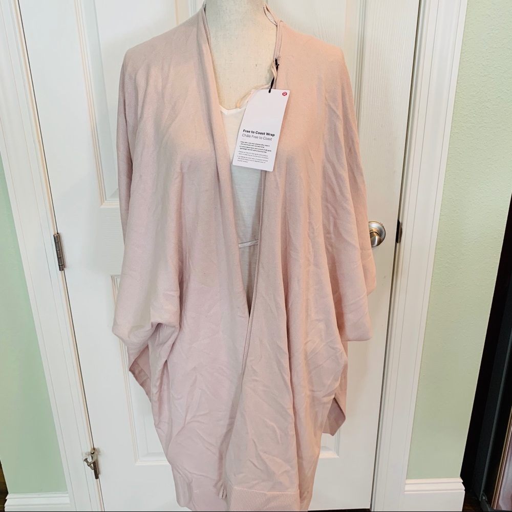 🌞 FIRM PRICE 🌞 • Lululemon free to coast wrap •